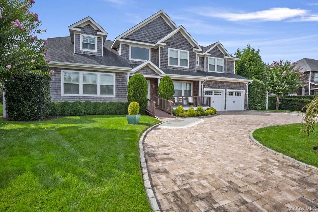 SOUTHAMPTON MEADOWS ESTATES Located just moments from world class beaches, dining, shopping, and cultural attractions, 4 Spring Lane offers the best of Hamptons living whether as a full time residence, ...