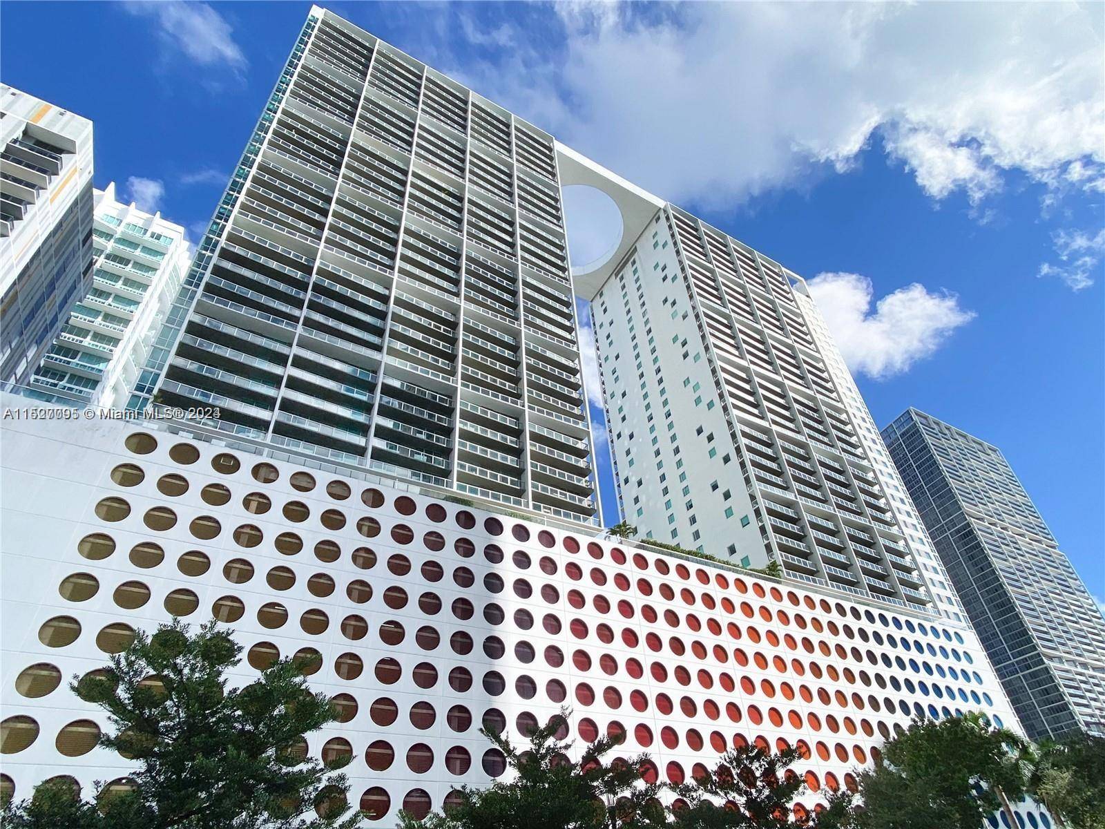 Spectacular 3bedrooms 3FULL baths in the heart of Miami's financial district.