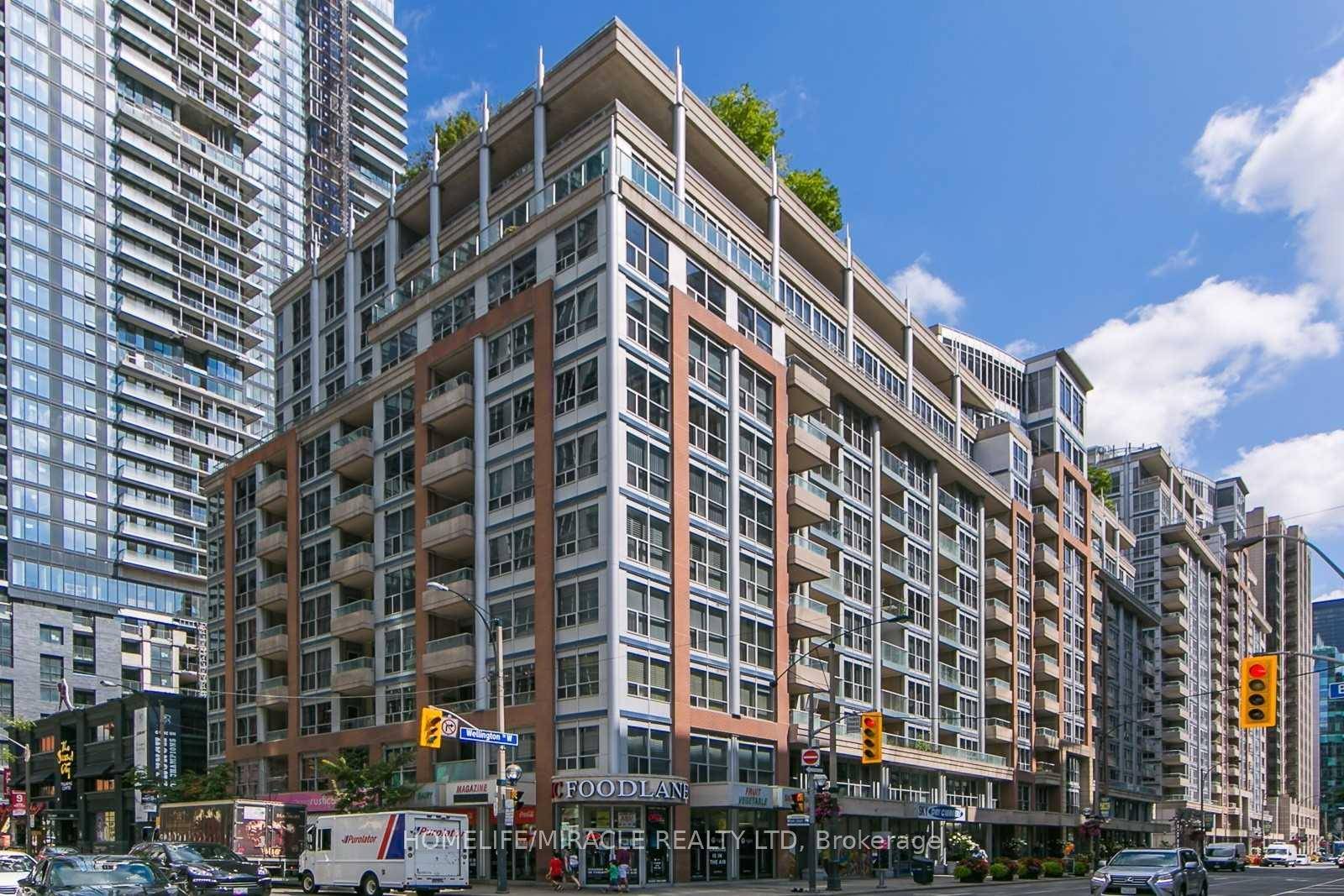 Sophisticated Penthouse Living In Downtown Core !