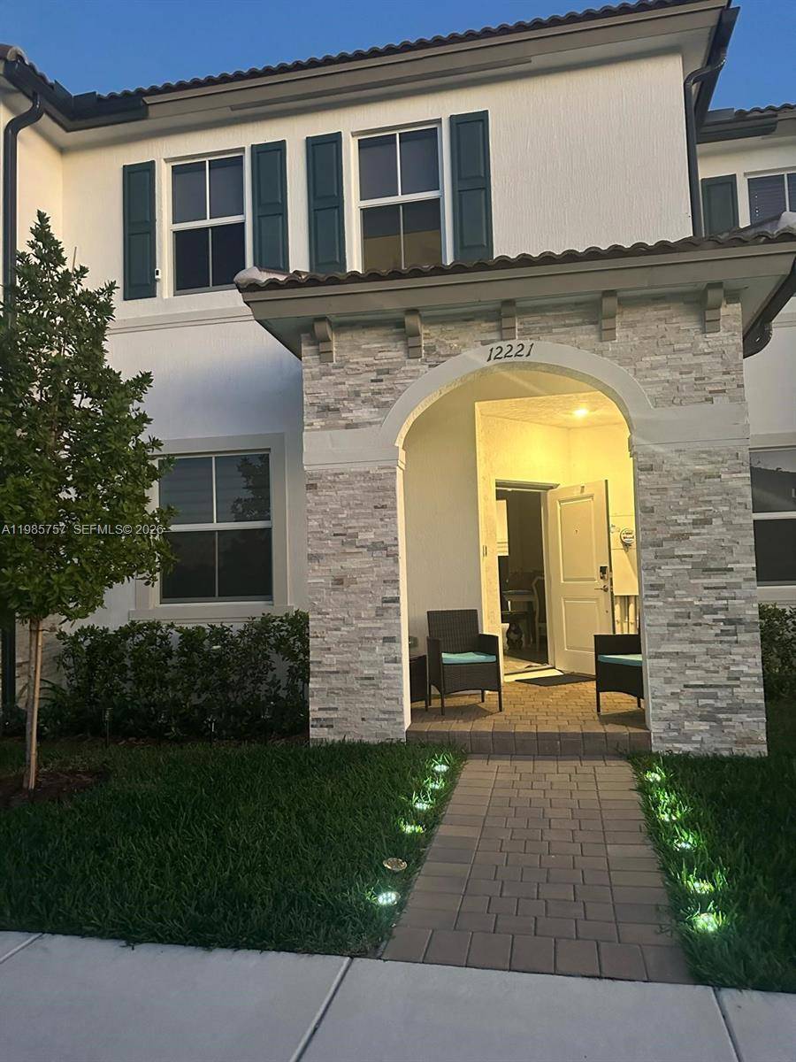 Beautiful two story townhouse featuring modern design and finishes, located in an excellent area.