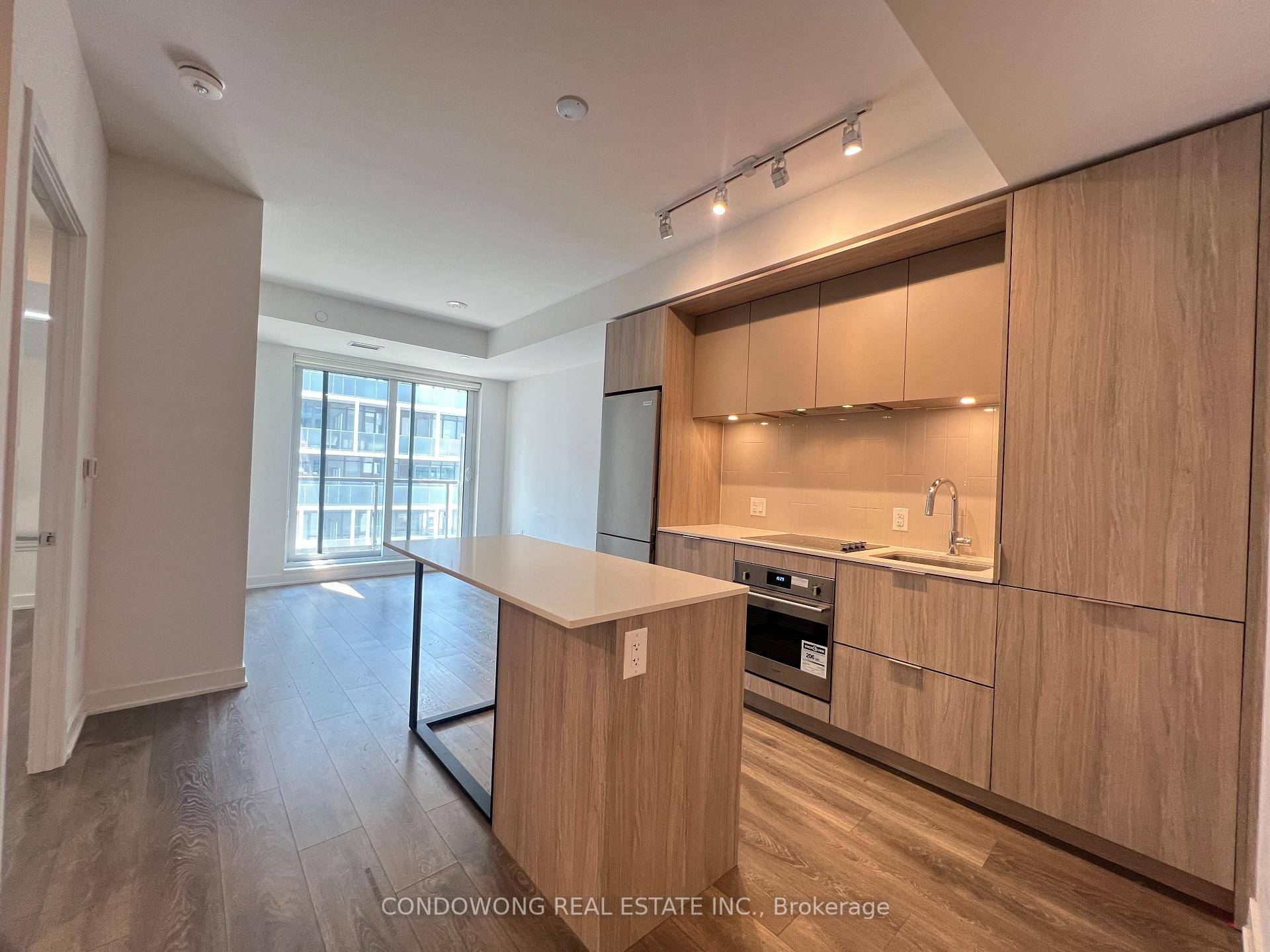 Stunning 1 bedroom den condo at artsy boutique.