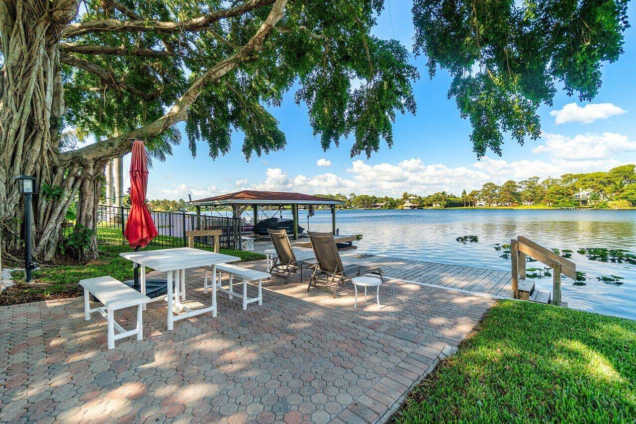 WELCOME TO PARADISE ! ! COZY RENOVATED HOME LOCATED DIRECTLY ON LAKE OSBORNE.
