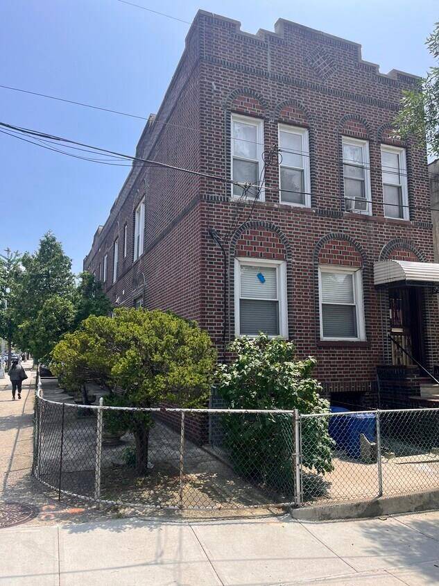 Corner detached brick 4 family building.
