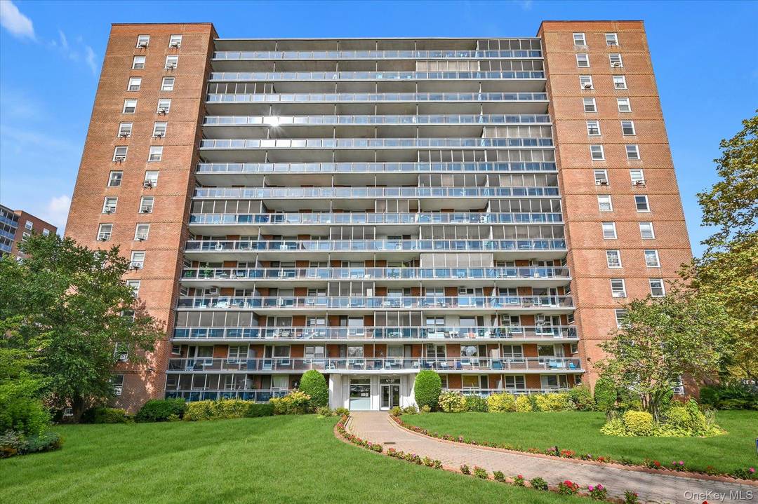 Welcome to the fully renovated apartment located in the prestigious complex of Park City, Queens !