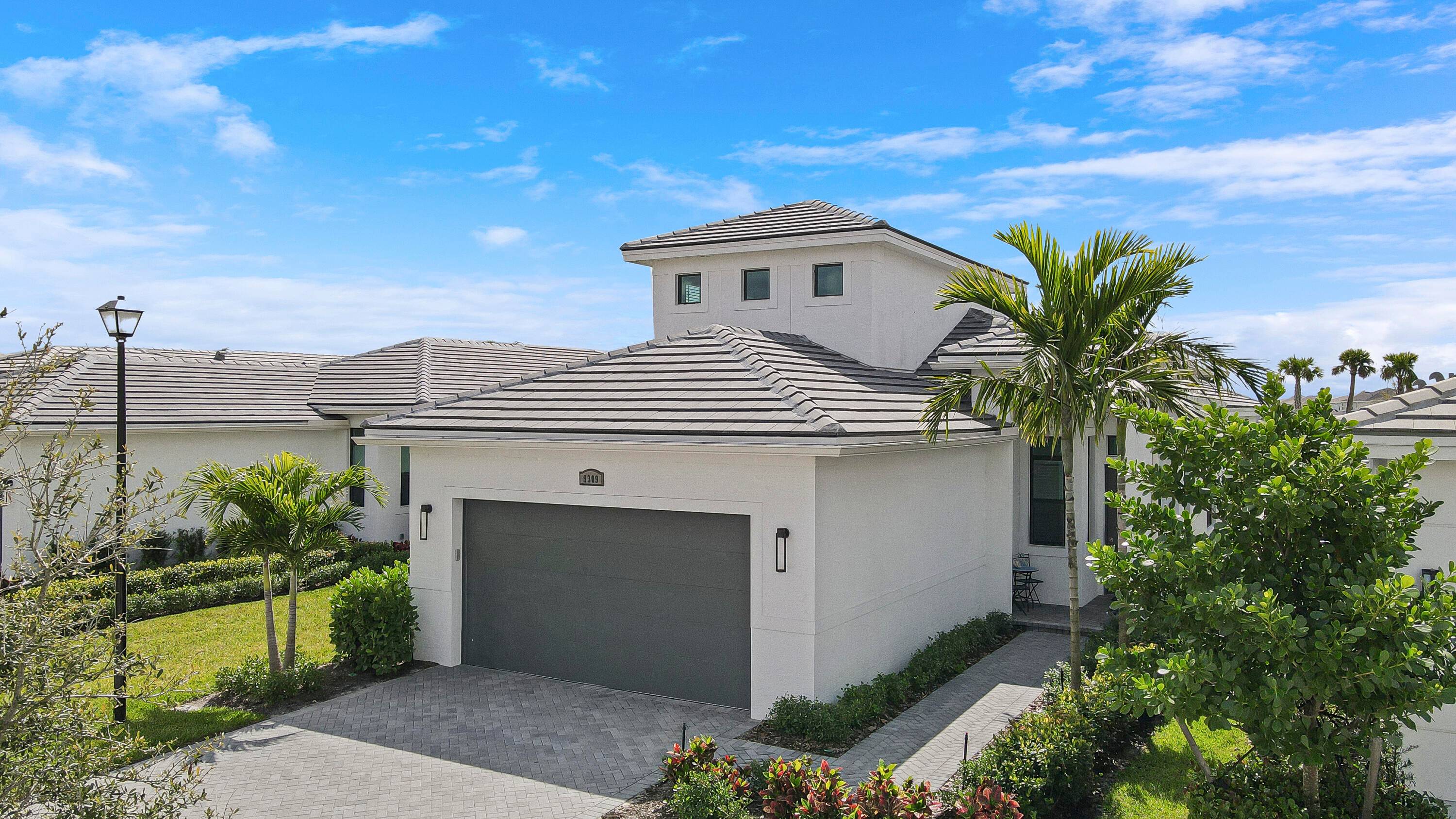 Room for everyone in this 3BR 3BA bonus room or 4th bedroom home !