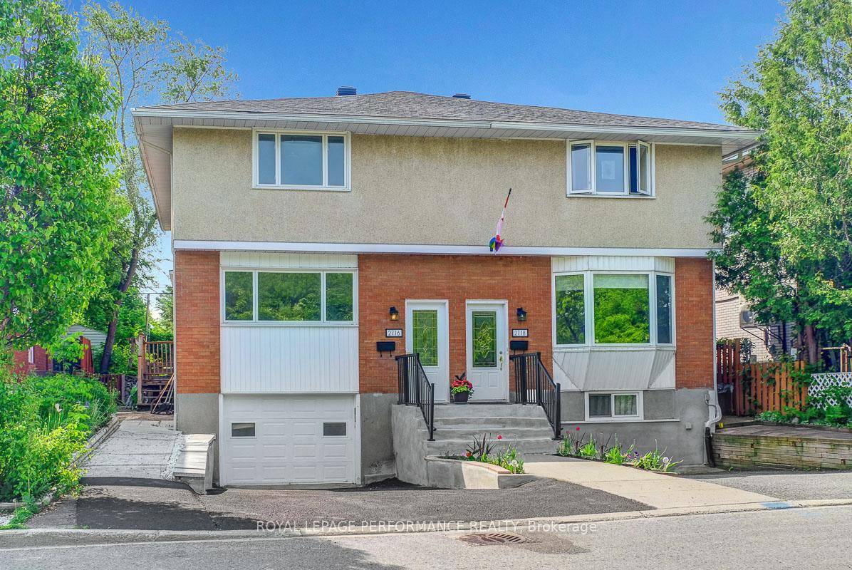 An urban jewel ! Ideally located in vibrant Britannia Village, around the corner from the Beachconers Microcreamery, Britannia Coffeehouse and steps to Britannia Beach, Ottawa River, Yacht Club, Mud Lake ...