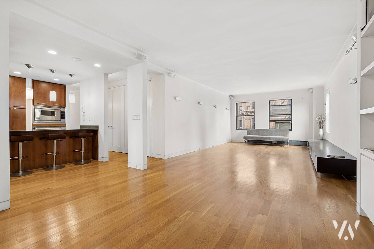 This high floor three bedroom, three bath residence at 800 West End Avenue seamlessly blends the timeless elegance of a Rosario Candela layout with an architect designed, loft like flow.