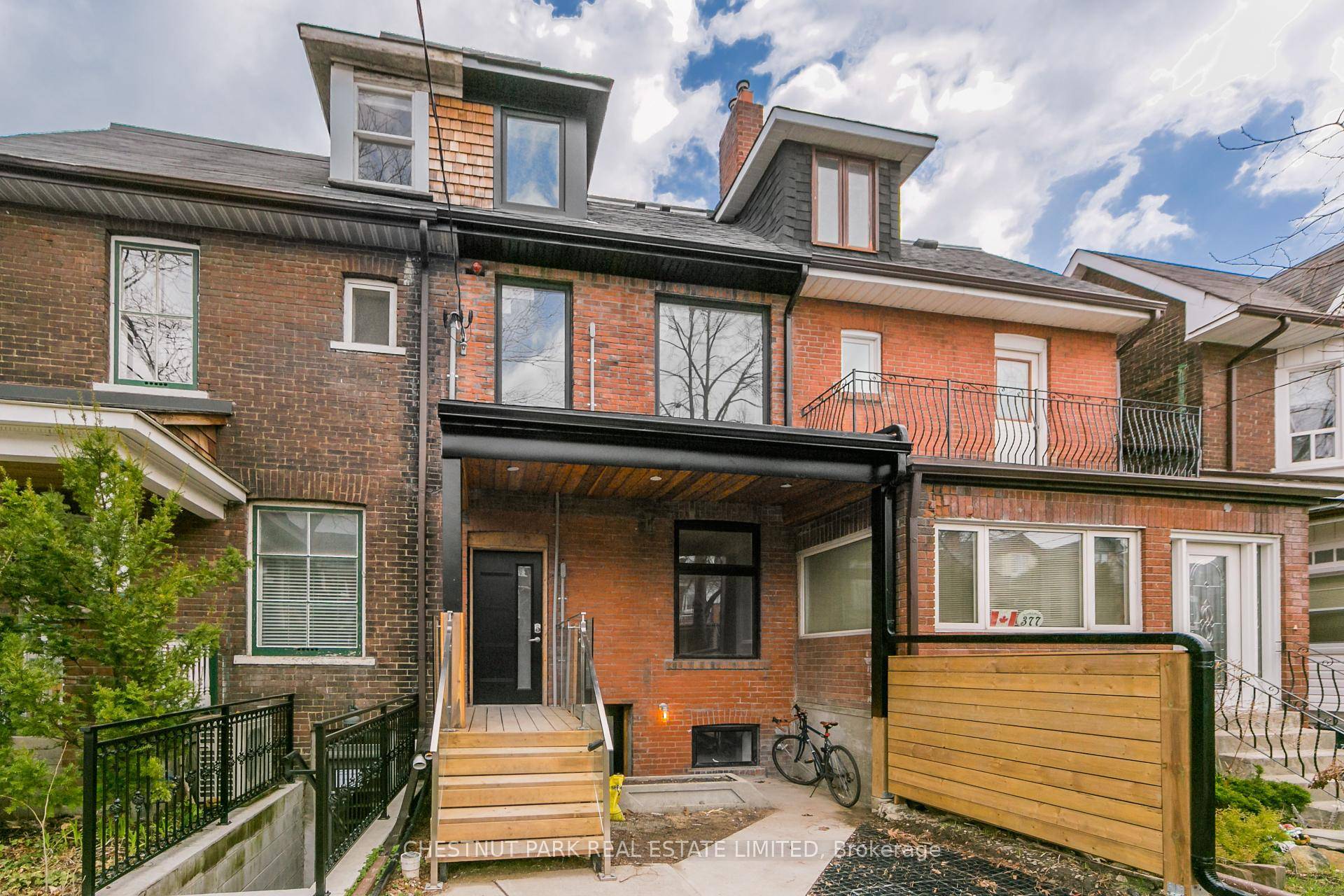 Bright, Renovated 2 Bedroom Bloordale Village with Private Entrance and Patio !