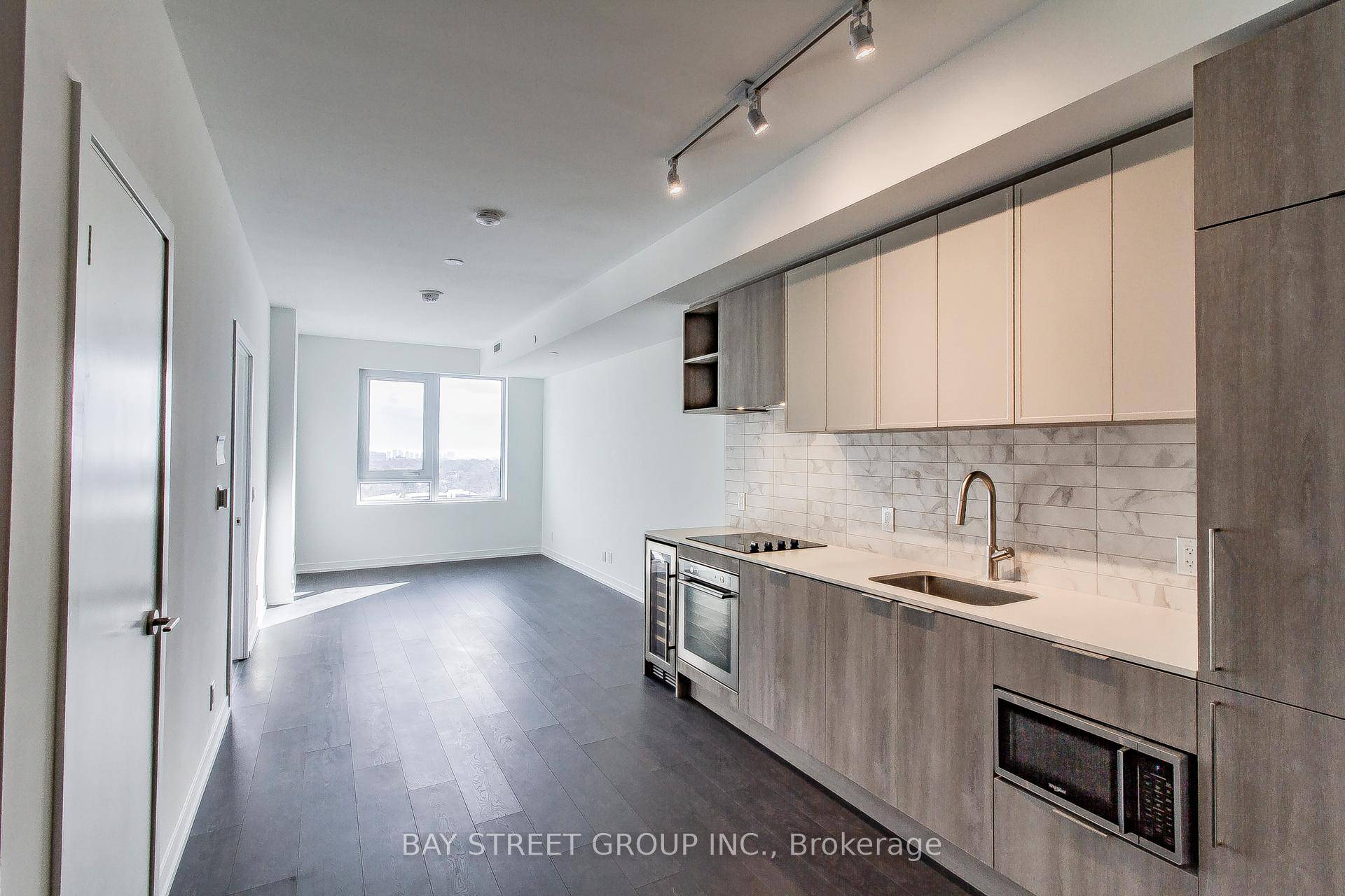 Modern 2 Bedroom Condo 2024 Built Prime Bathurst amp ; Eglinton Location This new 803 sq.