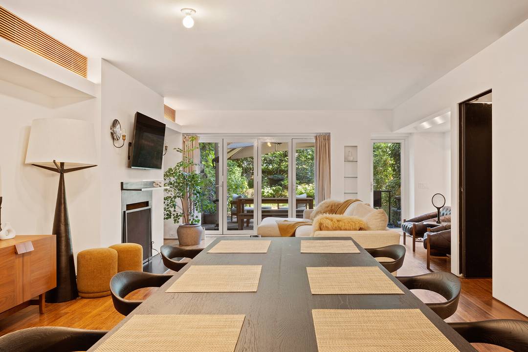 On Sullivan MacDougal Gardens, a private enclave of 20 classic townhouses set onto a central tree lined common garden, 86 MacDougal is beautifully positioned to fully enjoy this scenic retreat ...