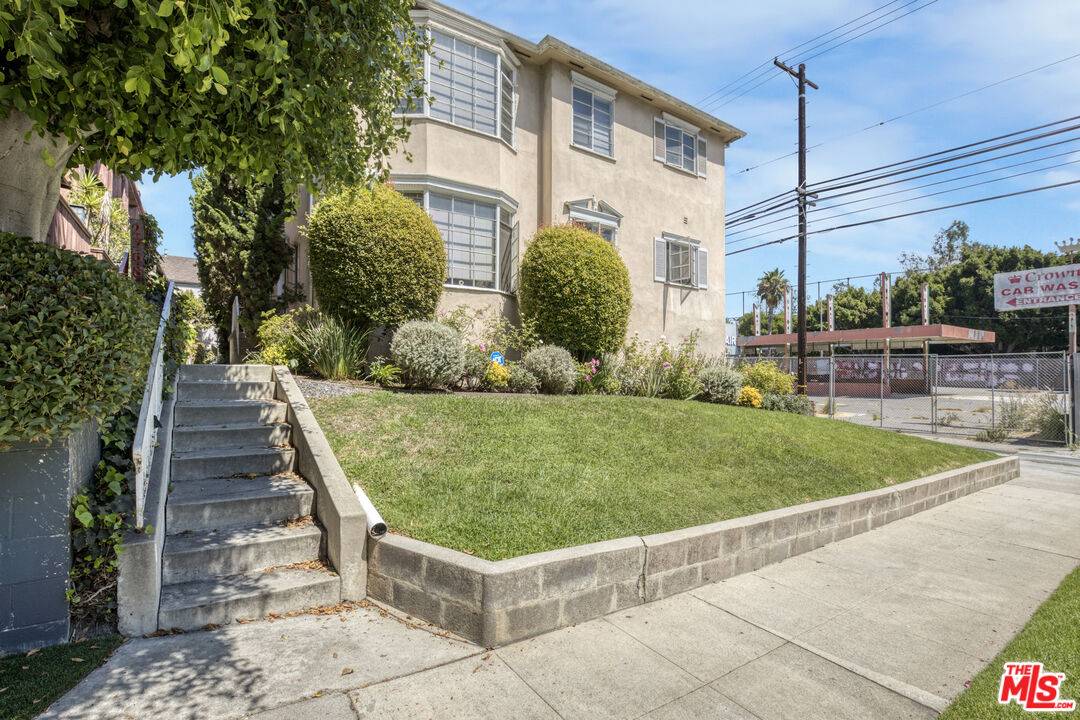 2372  S Beverly Glen Blvd 8BR La