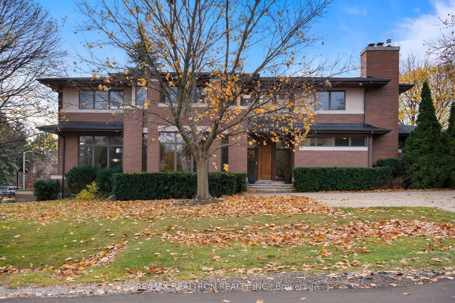 Masterfully designed by Lorne Rose, recognized as one of Toronto's premier residential architects, this exceptional home blends modern design with Frank Lloyd Wright's iconic Prairie Style influences.
