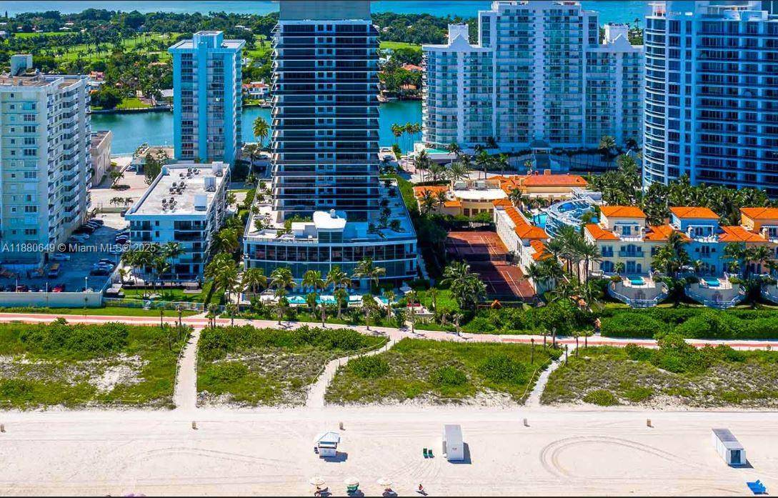Come and enjoy the beachfront lifestyle in this fully equipped condo.