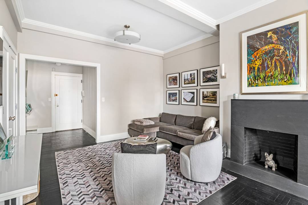 Perched on the 14th floor of the distinguished 67 Park Avenue, this sophisticated southeast facing 1 bedroom, 1 bathroom residence is the quintessential New York retreat.