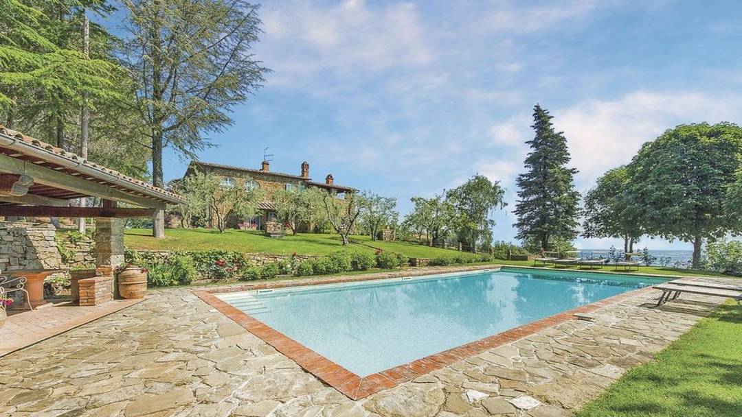 Villa on sale located on a strategic position on top of one of the Tuscan  hills. Luxury property and homes for sale in Tuscany by Tuscany real estate