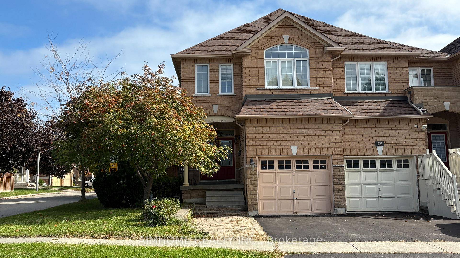 Gorgeous Bright amp ; Spacious 3 Bedroom Corner Unit Town House In High Demand Berczy Community.
