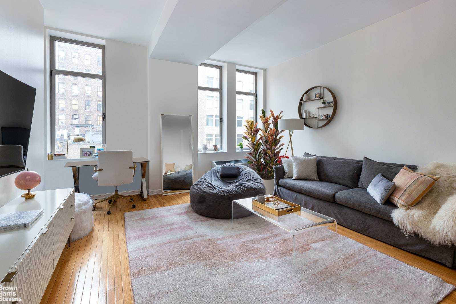 Loft Like Studio Home Office Now available in one of the most iconic Chelsea addresses, a large classic loft featuring 10.