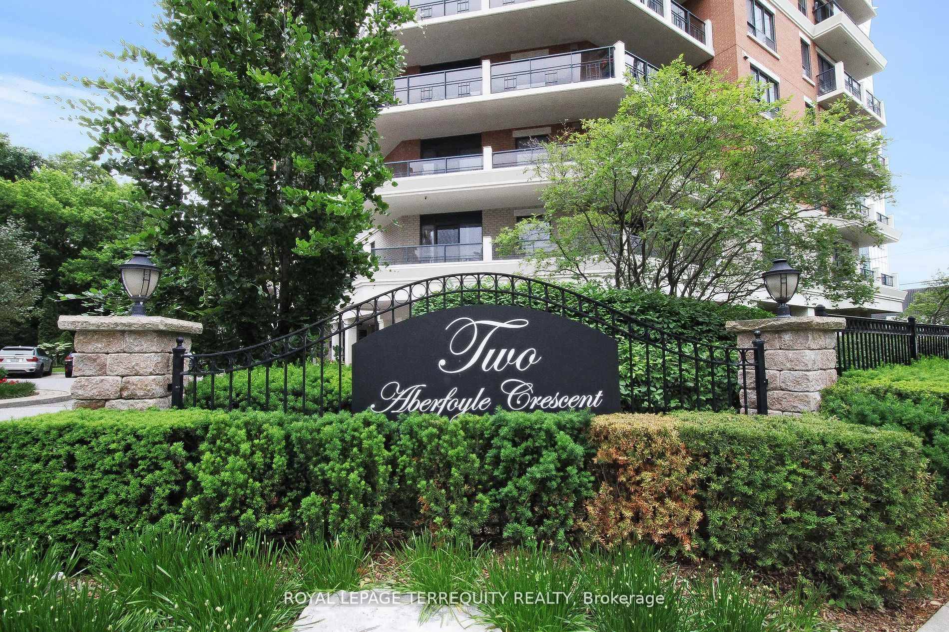 Beautiful Sun Filled, Recently Renovated 2024 Penthouse Suite At The Town amp ; Country.