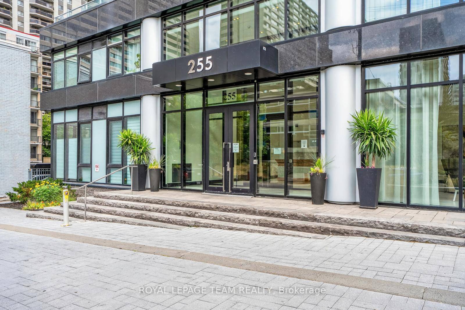 416 255 Bay Street delivers city living with serious style.