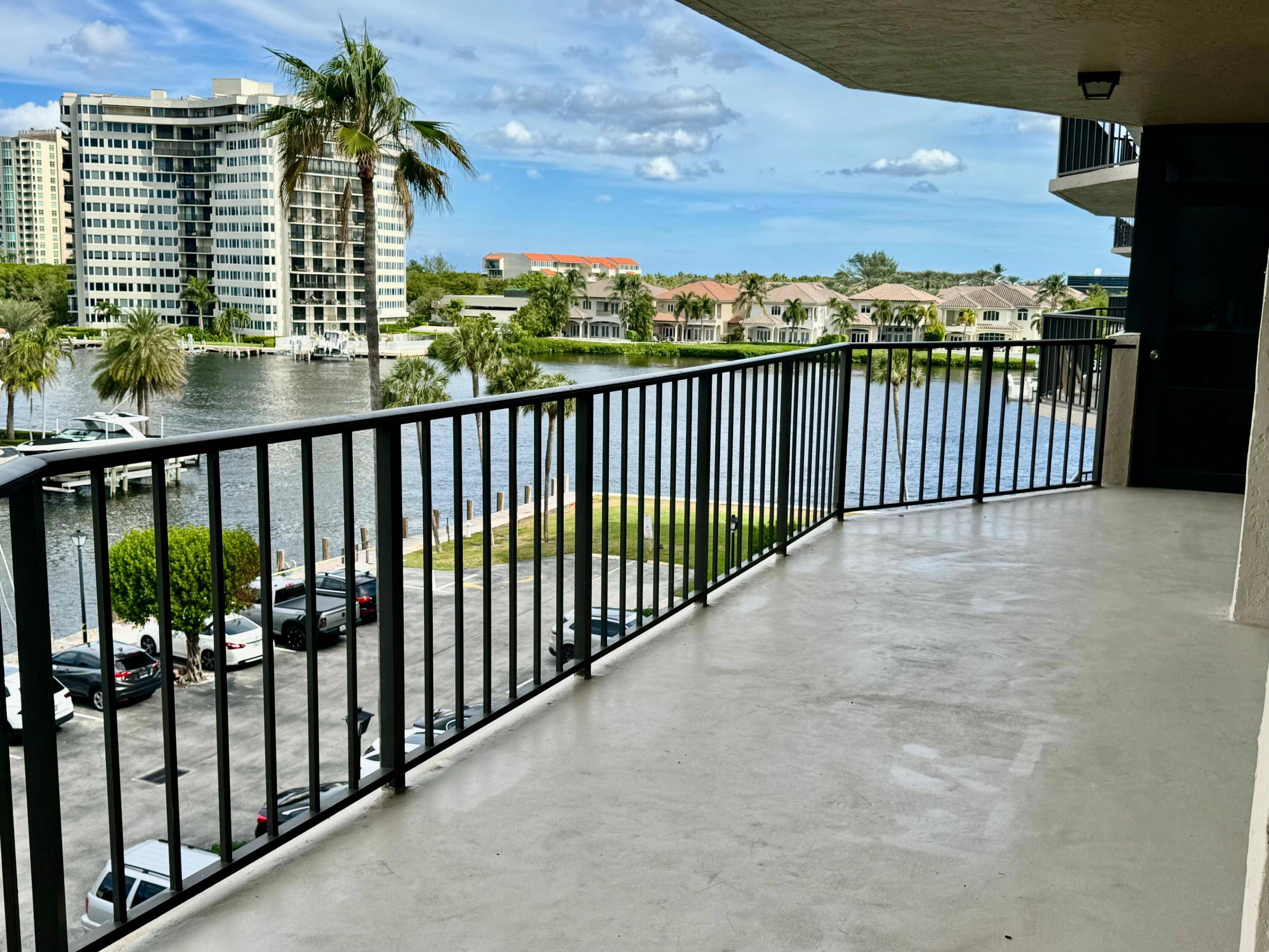 SPECTACULAR INTRACOASTAL VIEW, WITH FEW MINUTES FROM THE BEACH, NICE AND COZY 2 BEDROOMS AND 2 BATHS CONDO, IN PORTA BELLA, BOCA RATON, ONE PARKING INSIDE GARAGE, 24 HRS SECURITY, ...