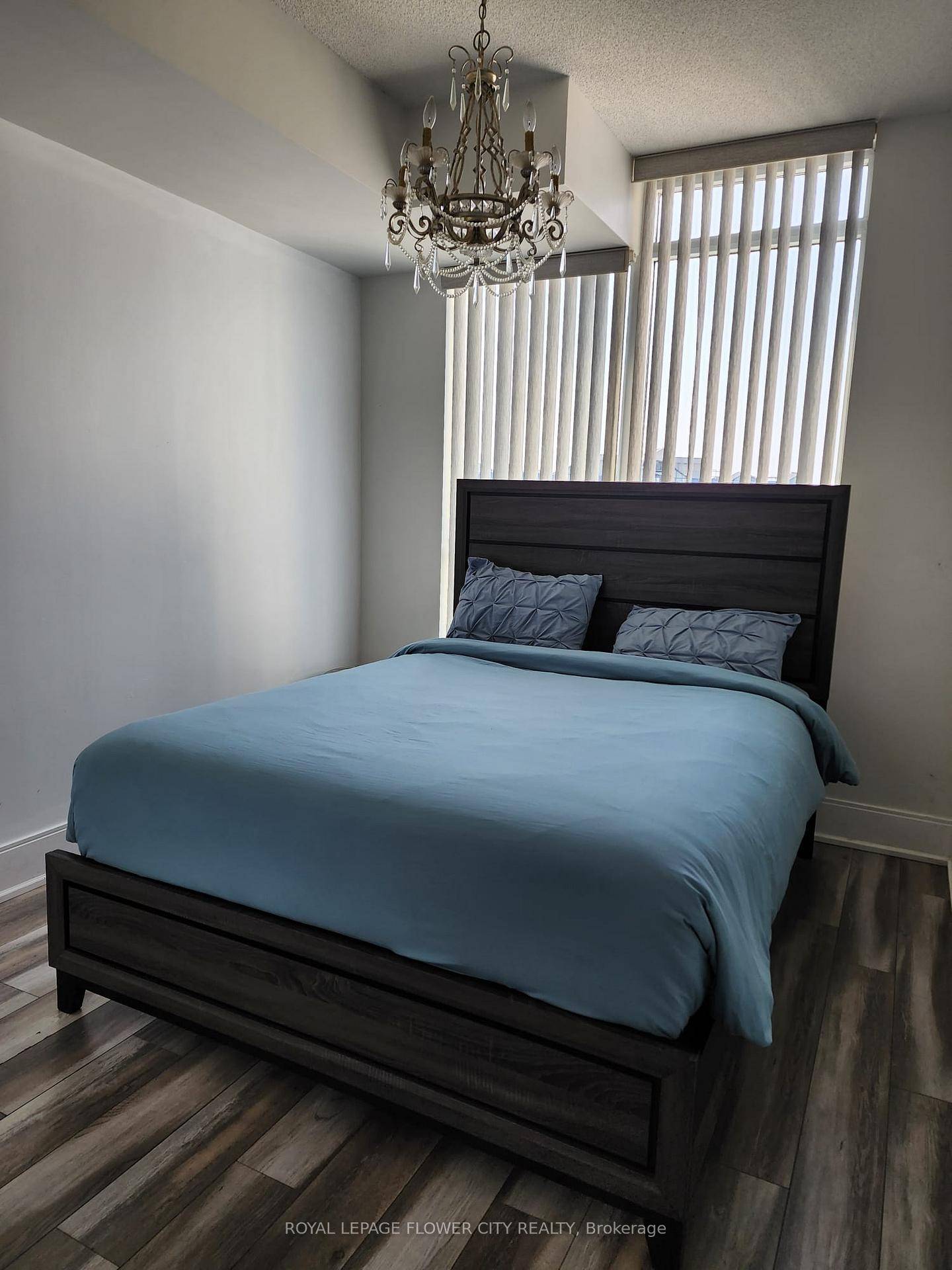 Welcome to Ultra Ovation the perfect blend of luxury and convenience in the heart of Mississauga's vibrant City Centre !