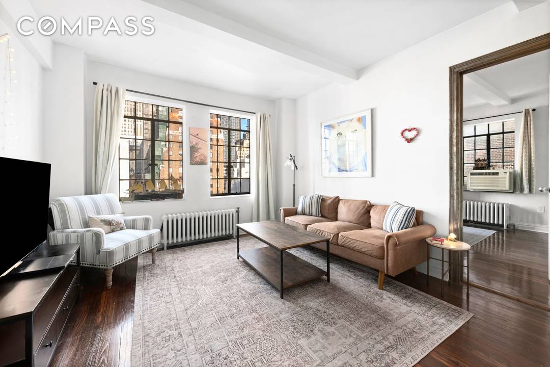 Residence 1611 at 25 Tudor City Place is a charming one bedroom, one bath home with breathtaking views of Midtown s skyline.