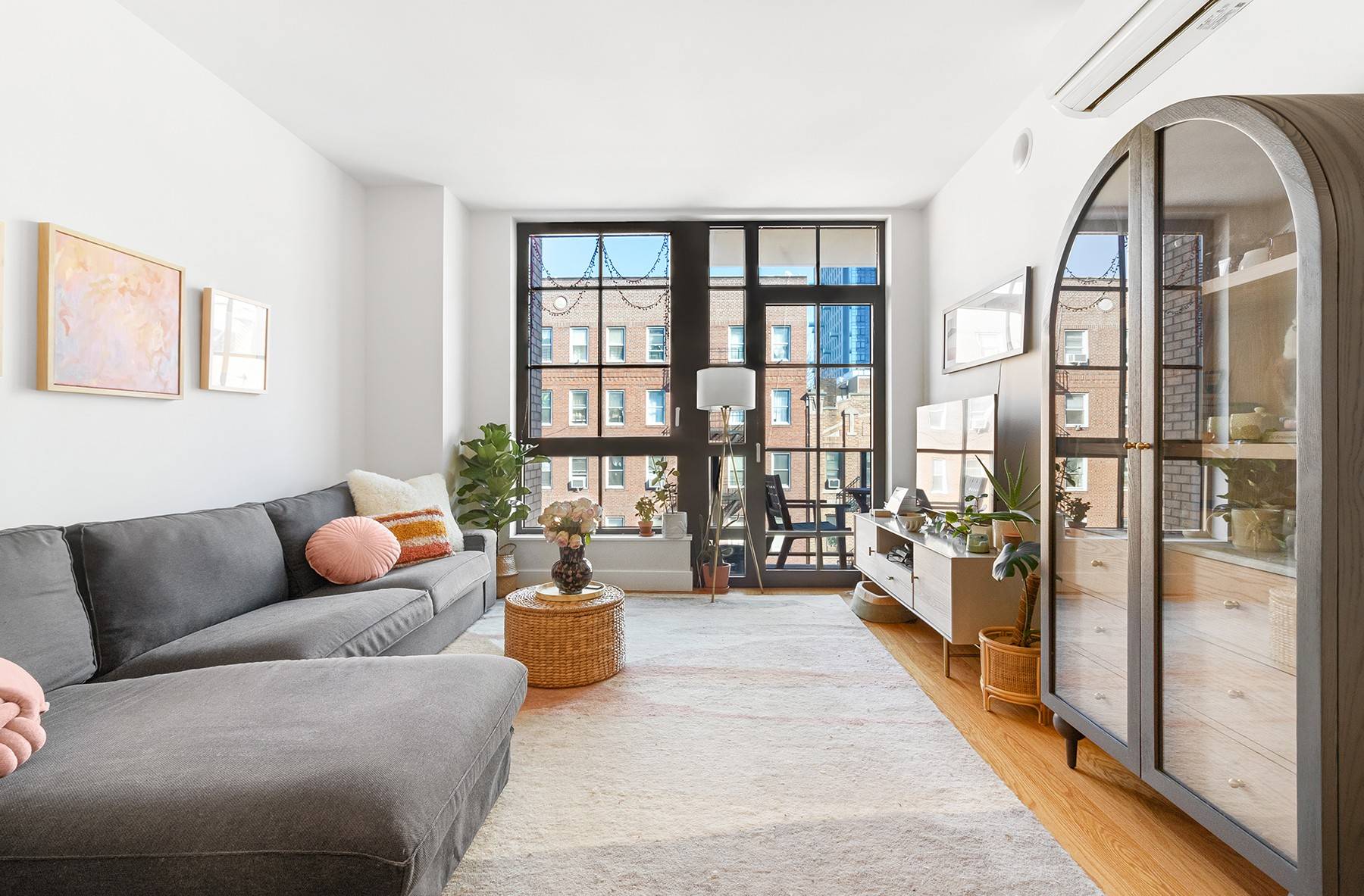 5C is a gorgeous split floorplan with double balcony bright south east facing corner unit.