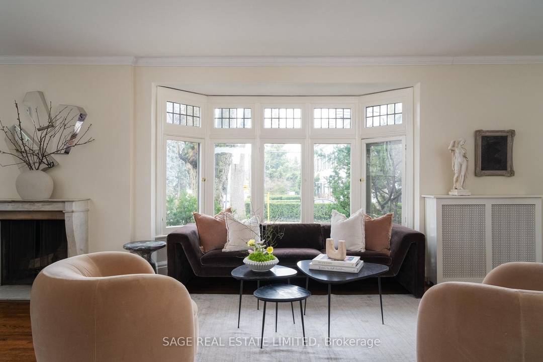 LIVE BRIGHTLY AT THE HEART OF TORONTO.