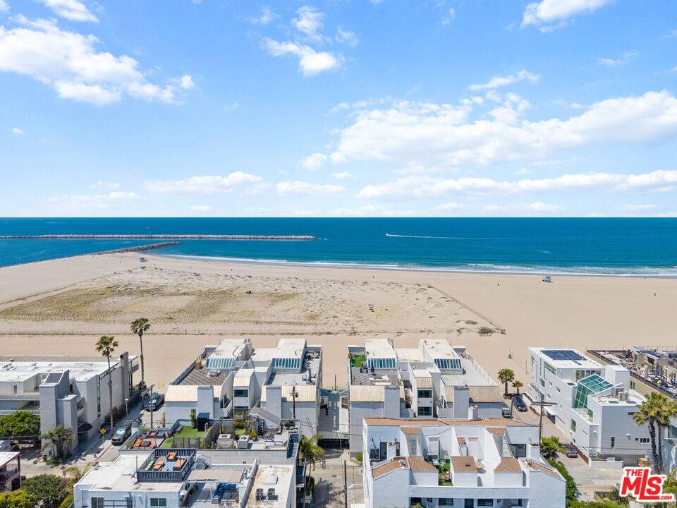 5205   Ocean Front Walk 2BR Marina Del Rey La