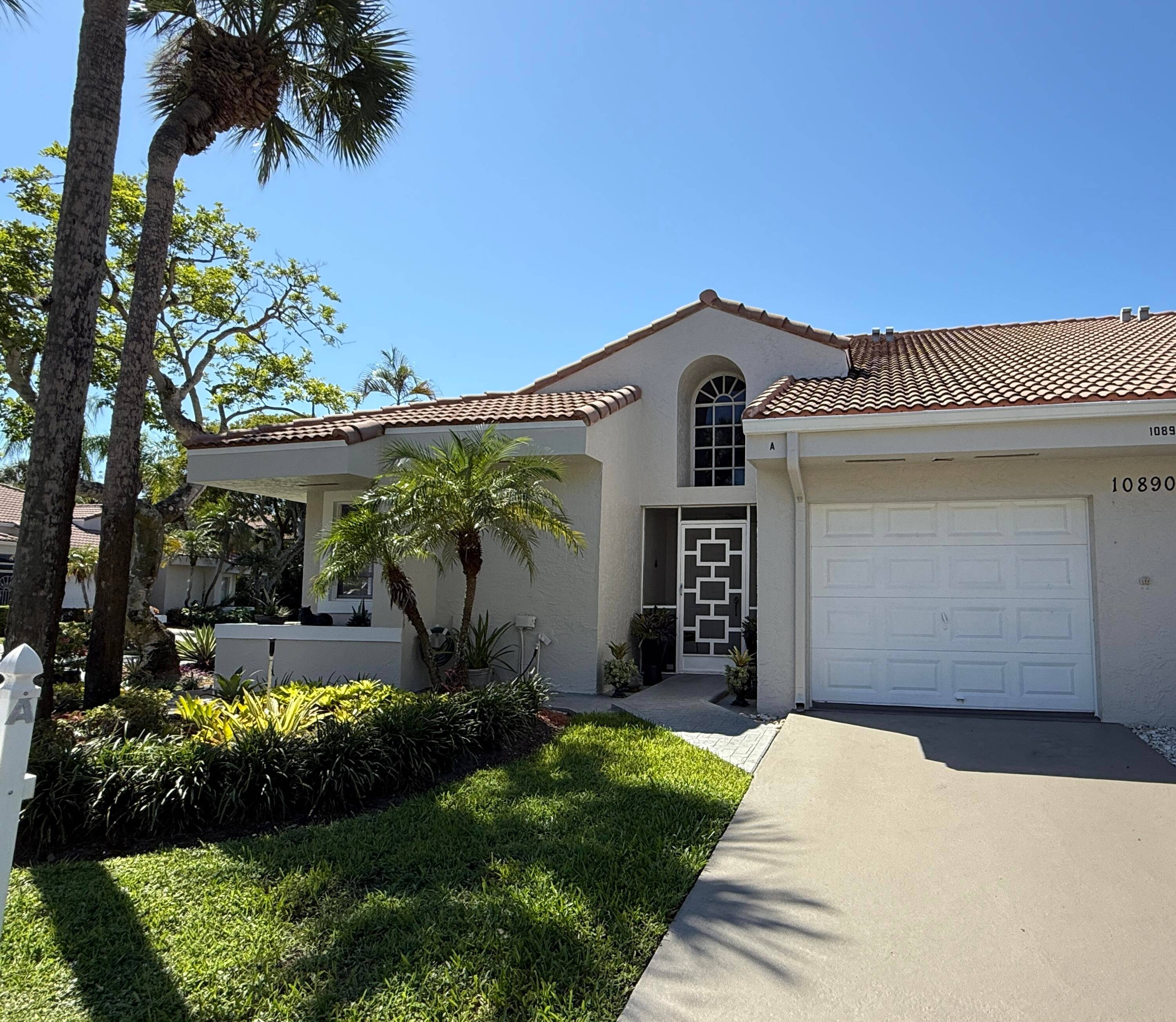 This spacious beautiful corner 2 bedroom, 2 bathroom villa is filled with natural light and a welcoming feel.