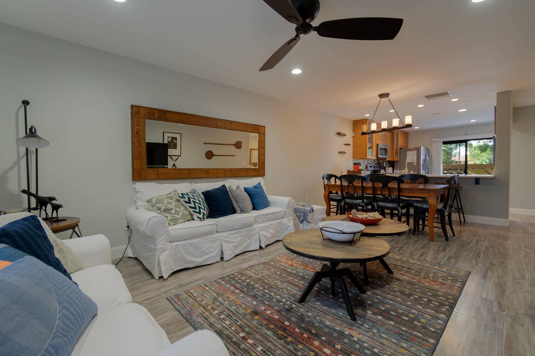 This stunning 3 2 unit is tastefully decorated and fully furnished to provide its occupants with al the comfort they need for their seasonal stay.