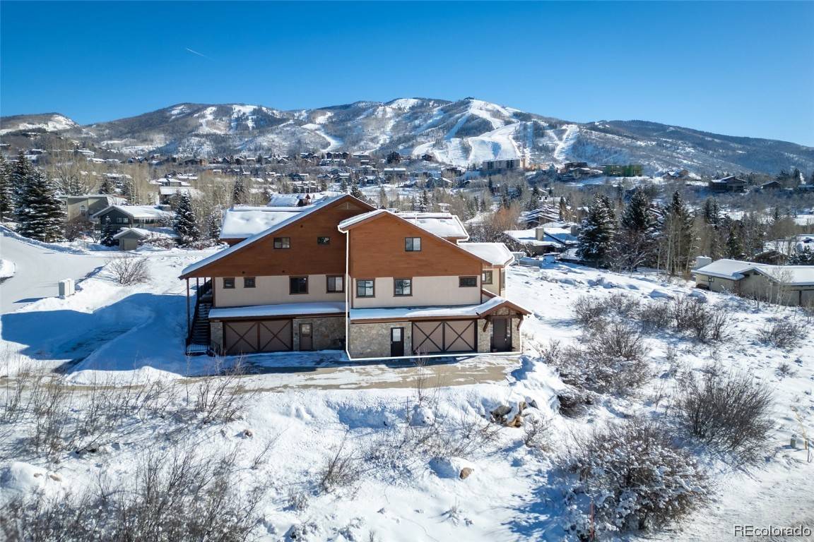 Beautiful 4 bedroom, 4 bathroom duplex in a prime location !