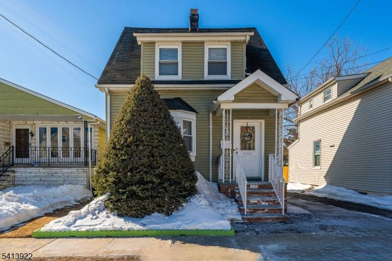Charming Colonial in the Heart of Linden !