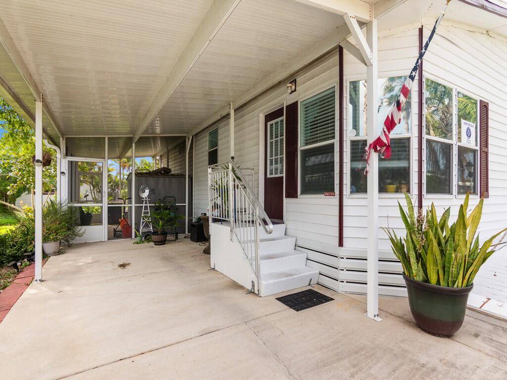 This charming 2 bedroom and 2 bathroom home is centrally located in Port St.