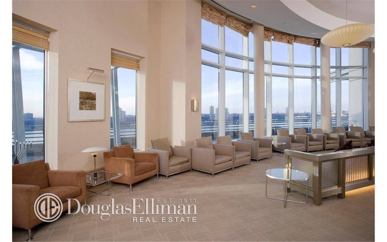 Beautiful 1BR 1BA with bright southern exposures !