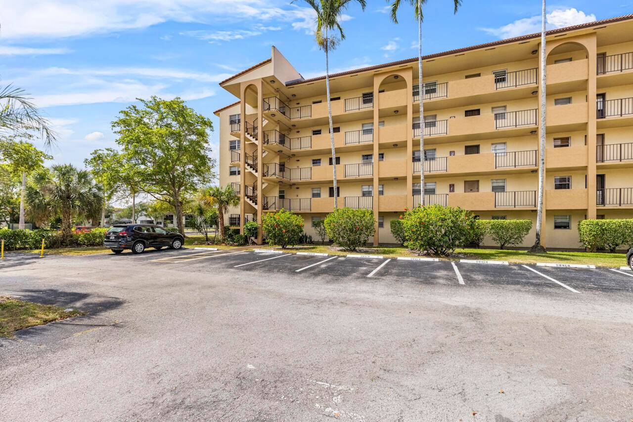 Opportunity knocks with this 2 bedroom, 2 bathroom condo in the centrally located Sunrise Island community.