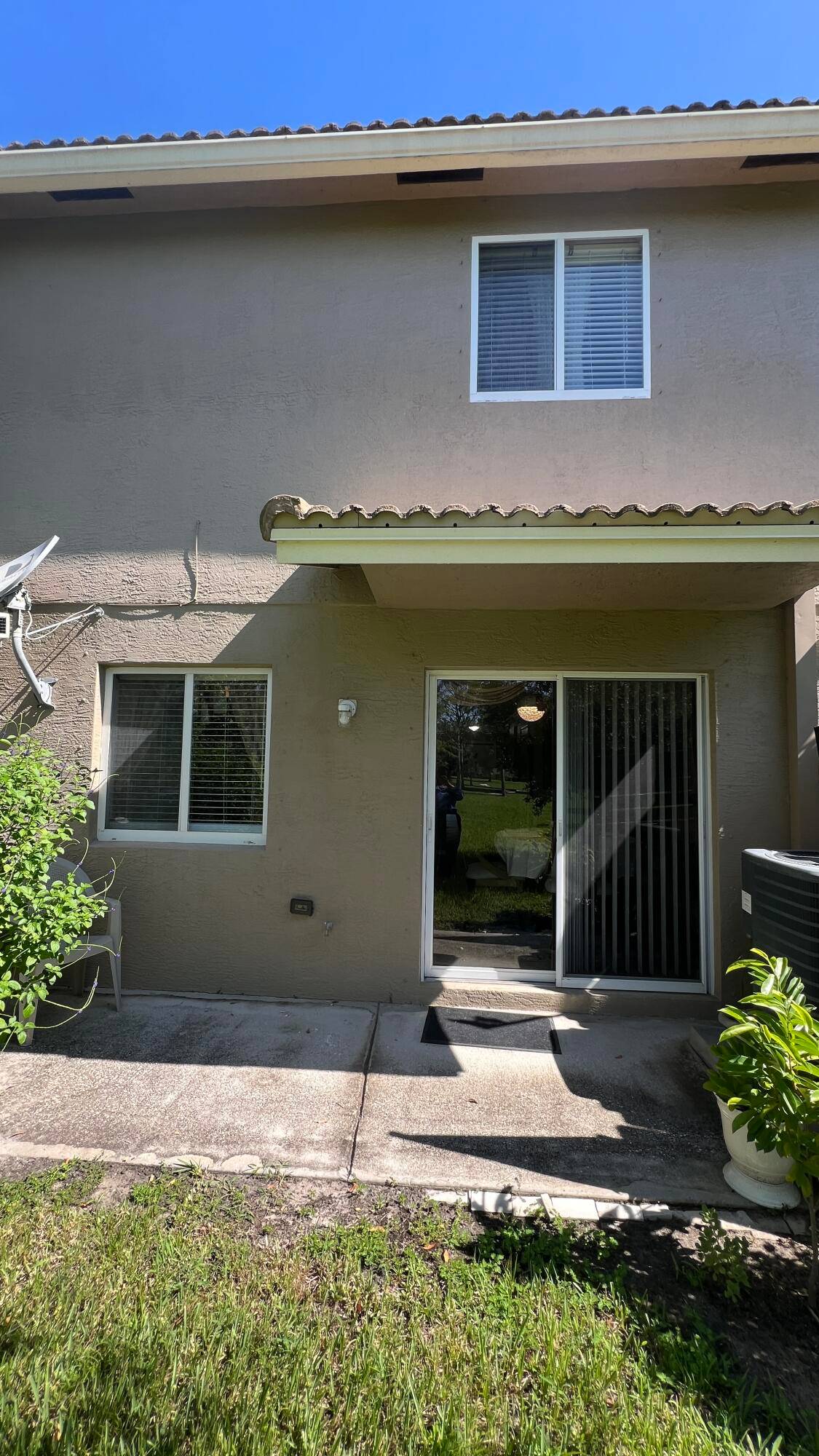 Beautiful 2 Bedroom Townhouse in Gated Community.
