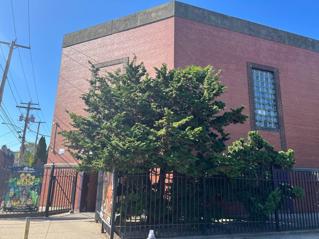 Oversize 2 beautiful ball halls with fully operated kitchens and huge bar with pool tables.