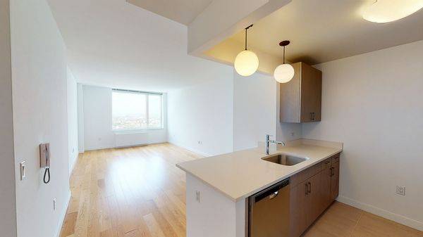 Facing west, in this 2BR 2BA you will enjoy an amazing view of the Manhattan skyline, a fully equipped open kitchen with a breakfast bar, a spacious living room, oversized ...