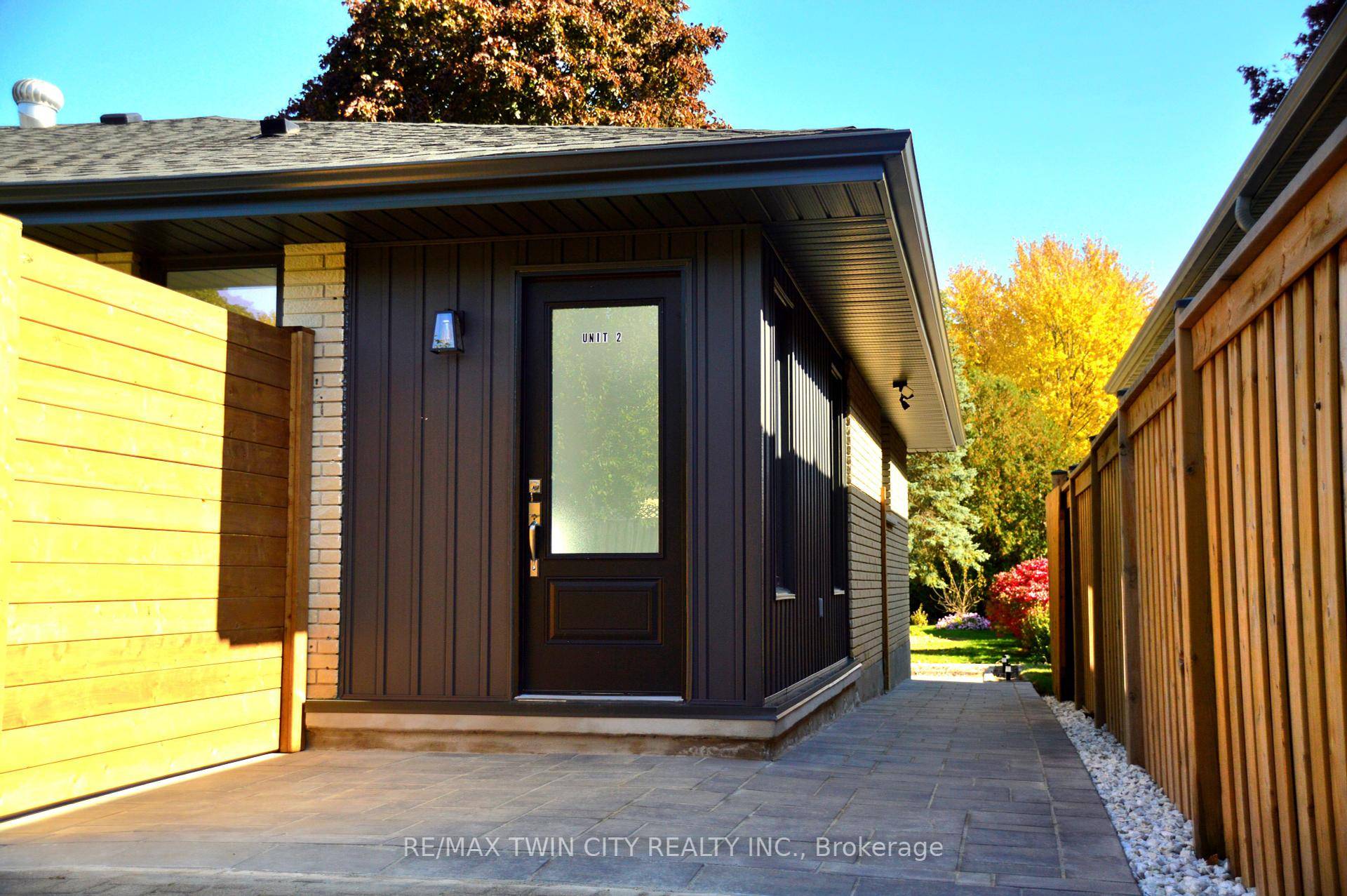 Lower level stunning executive flat available for lease !