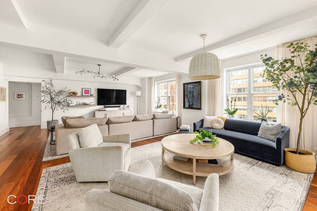 Welcome to this sun filled, high floor home in one of the Upper West Side s most iconic Emery Roth designed cooperatives.
