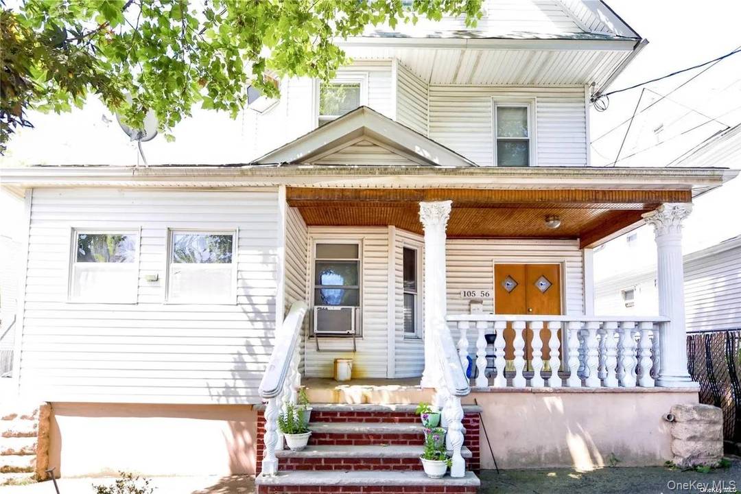 Charming Single family Home offering privacy, a functional layout, and a convenient location near shopping, dining, and transportation, Perfect for first time buyer, or investors !