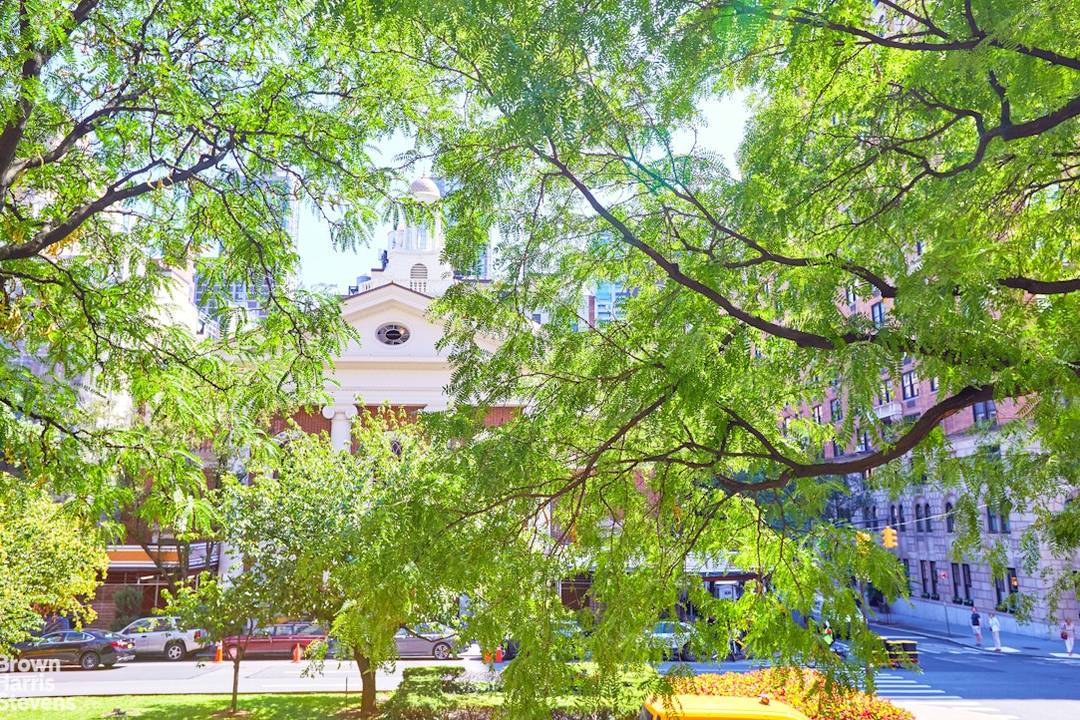 No sacrifices ! With over 30 feet of Park Avenue frontage and exposures in all four cardinal directions, this sun filled 9 room apartment is located in 580 Park Avenue, ...