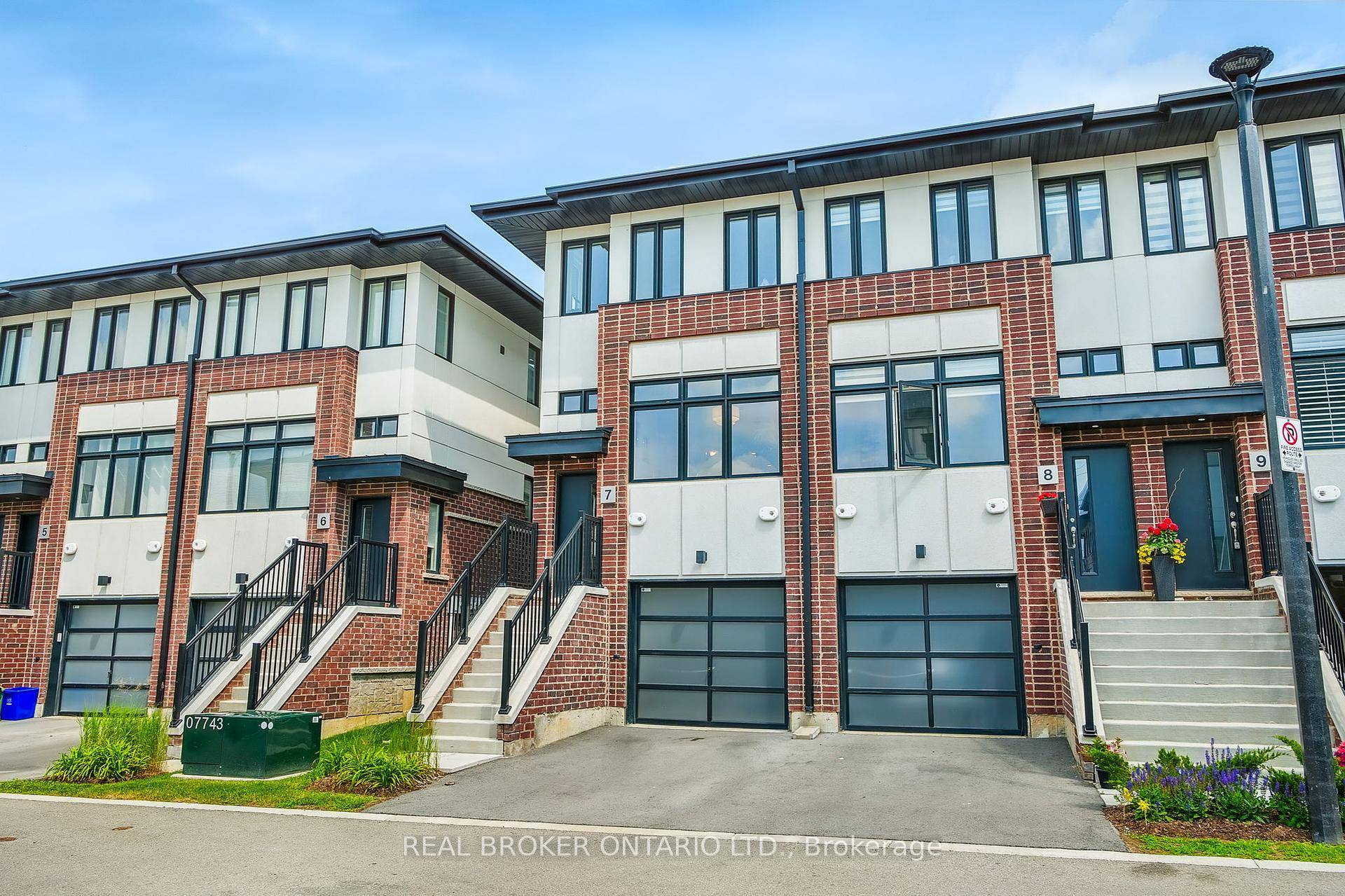 Modern 2022 built end unit townhouse in the desirable Montelena community of Ancaster perfect for first time buyers, young professionals, or investors.