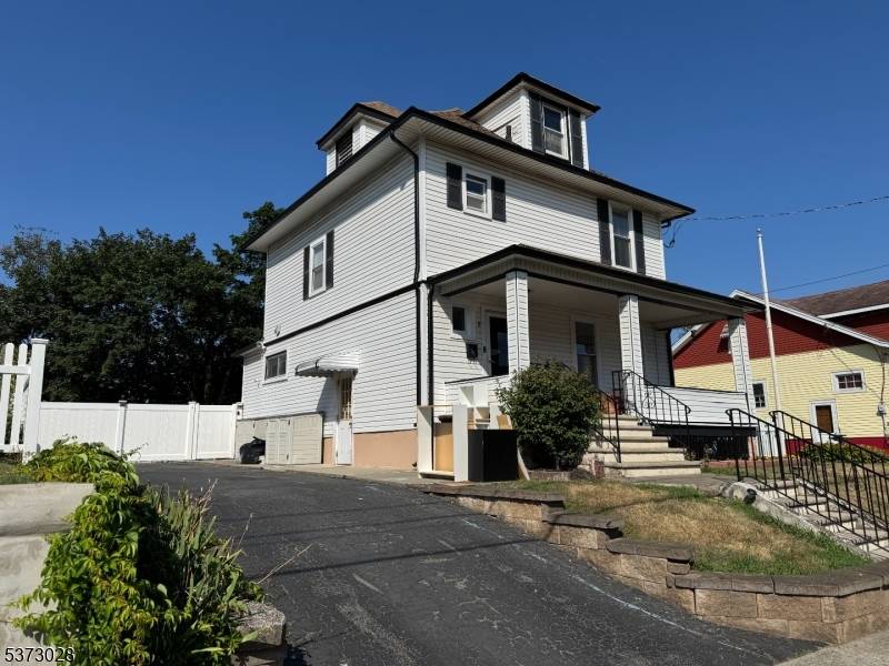 Lovely home offers 3 bedrooms, 1.