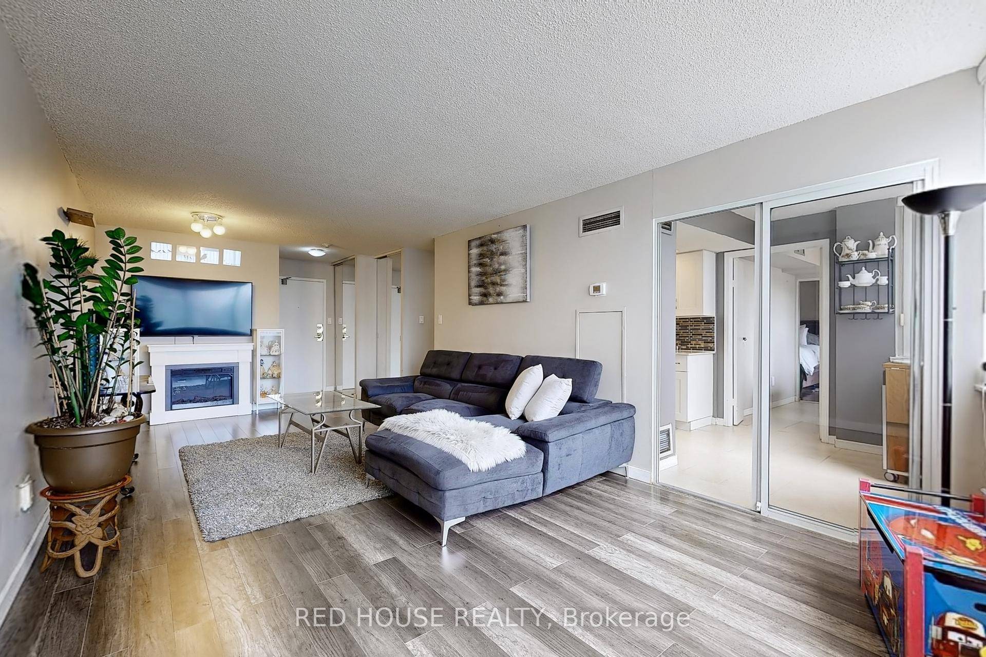 Welcome to Unit 206 at 10 Markbrook Lane an inviting and spacious 1 1 bedroom, 1 bathroom condo nestled in the heart of Etobicoke.