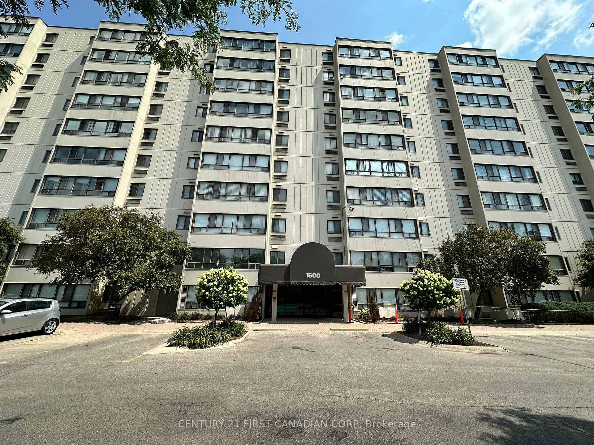 Beautiful 2 bedroom and one bathroom unit at a very desired building.