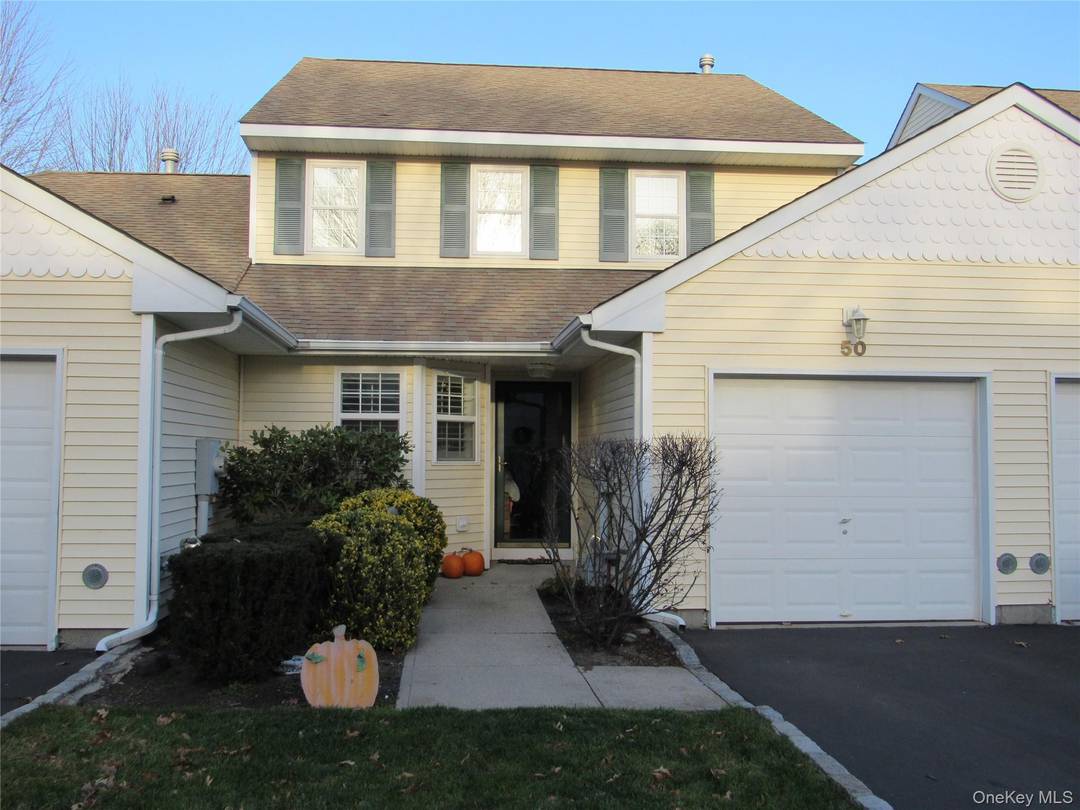 Lovely 2 br 1. 5 bath condo located in Mill Pond Commons.