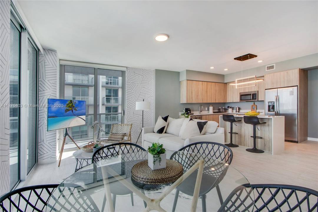 BEAUTIFUL BAY VIEWS 1 BDRM CONDO IN ONE OF THE BEST CONDO BUILDINGS IN THE MIAMI DESIGN DISTRICT, NEAR EVERYTHING.