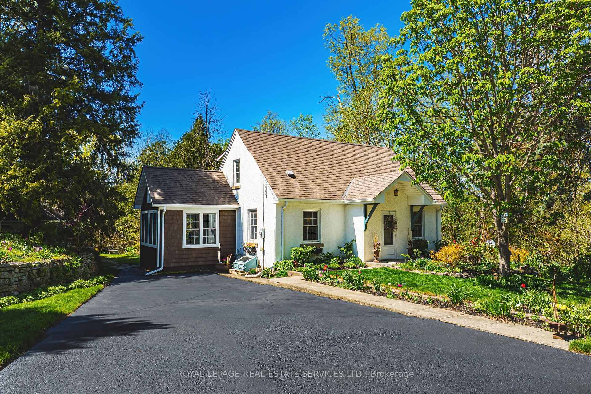 Storybook Country Home 3 4 of an acre with Lush Gardens and Spring fed Pond Campbellville Gem Welcome to your storybook Home in the heart of Campbellville.